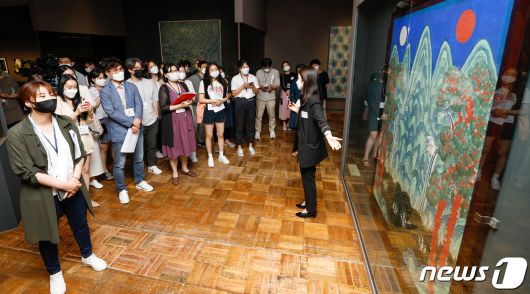 6일 서울 중구 국립현대미술관 덕수궁관에서 열린 'DNA: 한국미술 어제와 오늘' 언론공개회에서 취재진이 작품 설명을 듣고 있다. '한국의 미란 무엇인가'라는 질문에서 시작한 이번 전시는 동아시아 미학의 핵심이자 근현대 미술가들의 전통 인식에 이정표 역할을 해온 네 가지 키워드 성(聖, Sacred and Ideal), 아(雅, Elegant and Simple), 속(俗, Decorative and Worldly), 화(和, Dynamic and Hybrid)를 중심으로 펼쳐지며 오는 10월 10일까지 열린다. 2021.7.6/뉴스1 © News1 안은나 기자