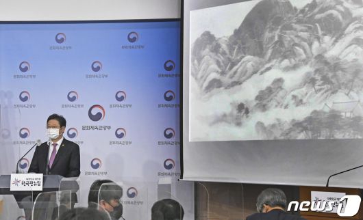 황희 문화체육관광부 장관이 28일 서울 종로구 정부서울청사 별관 브리핑룸에서 고(故) 이건희 삼성전자 회장 소장품 11,023건 약 2만3천 점의 문화재와 미술품 기증에 대한 발표를 하고 있다. 황 장관은 "오는 6월부터 순차적으로 국내외 전시를 선보이겠다＂며 ＂전국 13개 소속박물관 전시실을 비롯해 공립박물관·미술관 순회전 등을 통해 국민들의 문화 자긍심을 높이고 문화향유 기회 확대하겠다＂고 말했다. 2021.4.28/뉴스1 © News1 송원영 기자