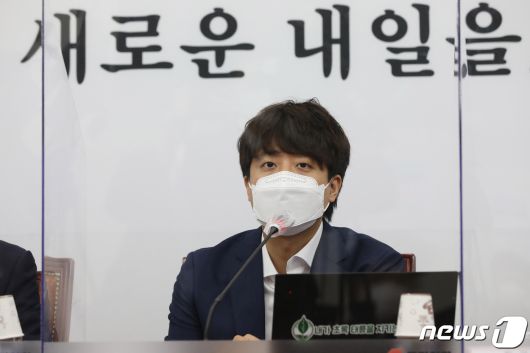 이준석 국민의힘 대표가 5일 국회에서 열린 최고위원회의에서 모두발언을 하고 있다. 2021.7.5/뉴스1 © News1 이동해 기자