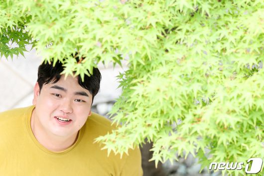 배우 손보승이  뉴스1과의 인터뷰에 앞서 포즈를 취하고 있다. /뉴스1 © News1 민경석 기자