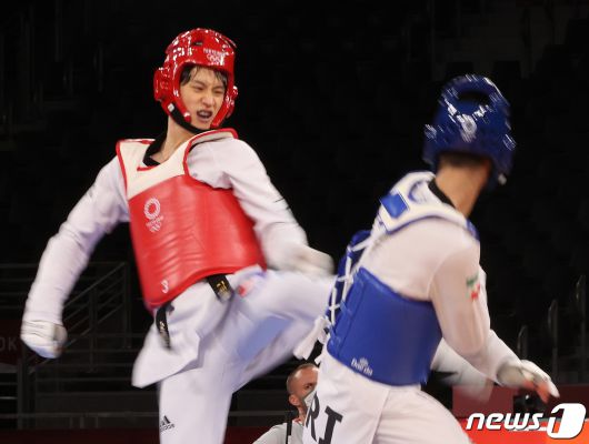 태권도 이대훈이 25일 밤 일본 지바현 마쿠하리 메세A홀에서 열린 태권도 남자 68kg급 패자부활전 두번째 경기에서 이란의 미르하셈 후세이니를 공격하고 있다. 패자부활전 두번째 경기에서 이대훈은 미르하셈 후세이니를 상대로 30-21로 이겼다. 2021.7.25/뉴스1 © News1 송원영 기자