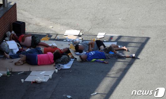 낮기온 35도에 이르는 폭염이 연일 계속되고 있는 가운데 노숙자들이22일 서울 중구 서울역 광장 그늘진 곳에서 잠을 자고 있다. 2021.7.22/뉴스1 © News1 김명섭 기자