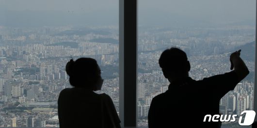 서울 송파구 롯데월드타워 서울스카이에서 바라본 서울 시내 아파트 단지 모습. 2021.7.28/뉴스1 © News1 임세영 기자