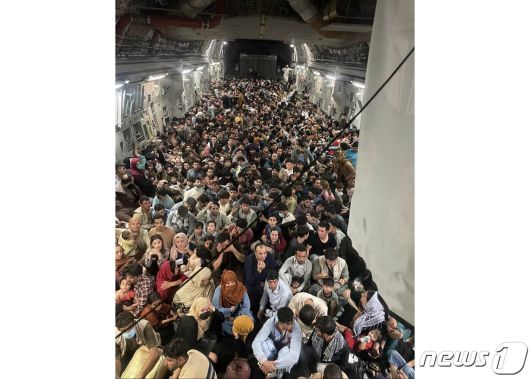 탈레반이 아프가니스탄 정권을 재장악한 뒤 아프간인들이 카불 공항에서 카타르로 가는 미국 공군 수송기에 빼곡하게 탑승해 있다. © AFP=뉴스1 © News1 우동명 기자