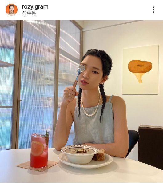 성수동에서 식사하고 있는 것처럼 연출한 로지 모습. (사진=로지 인스타그램 캡처)© 뉴스1