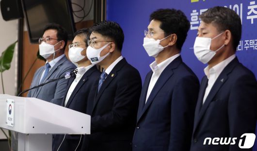 윤성원 국토교통부 1차관 30일 정부세종청사 국토교통부 기자실에서 대도시권 주택공급 확대를 위한 제3차 신규 공공택지 추진계획을 발표하고 있다. 국토부는 경기도 의왕·군포·안산 4만 1000호, 화성·진안 3만 9000호 등 수도권 지역 7곳에 12만호를 공급하고 지방권에는 대전 죽동 및 세종 조치원, 세종 연기 지역에 2만호를 공급한다고 설명했다. 왼쪽부터 정해교 대전시 도시주택국장, 이용철 경기도 행정부지사, 윤성원 1차관, 조택상 인천시 균형발전정무부시장, 류임철 세종시 행정부시장. 2021.8.30/뉴스1 © News1 장수영 기자