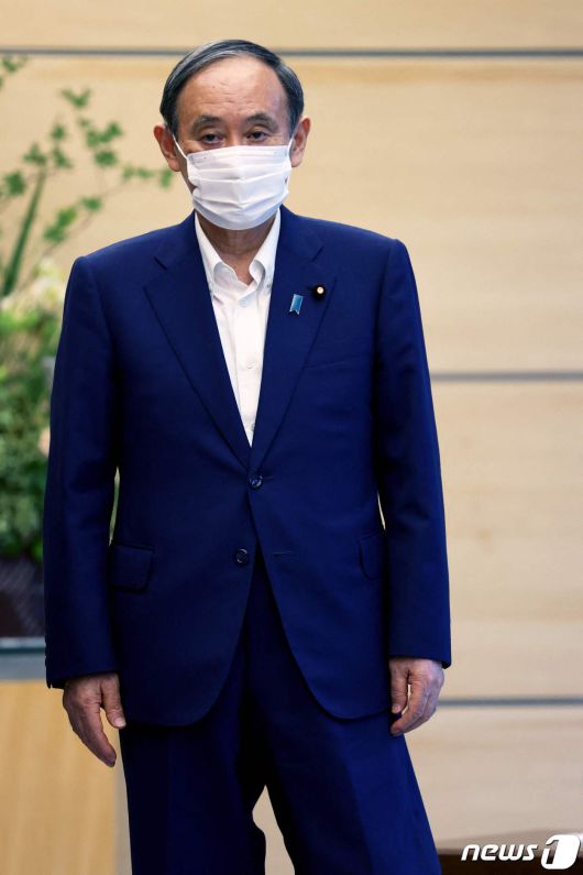 자민당 재선 불출마 선언을 밝힌 스가 요시히데 일본 총리가 3일(현지시간) 일본 도쿄에서 앤드류 파슨스 국제패럴림픽위원회(IPC) 총재와 만나고 있다. © AFP=뉴스1 © News1 구진욱 기자