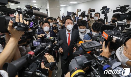 국민의힘 대선 주자인 윤석열 전 검찰총장이 8일 오후 서울 여의도 국회 소통관에서 최근 불거진 '고발사주' 의혹과 관련해 해명하는 기자회견을 마친 뒤 발걸음을 옮기고 있다. © News1 이동해 기자