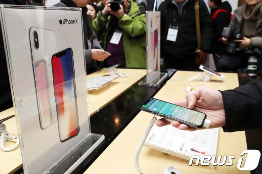 애플은 지난 2017년 출시한 아이폰X에서 가장 수요가 많은128GB 모델을 제외하고 64GB, 256GB 모델만 선보인 바 있다. 2017.11.24/뉴스1 © News1 황기선 기자