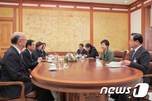 박근혜 대통령이 28일 오후 청와대를 방문한 기시다 후미오 일본 외무상을 접견하고 있다. (청와대 제공) 2015.12.28/뉴스1 © News1 이광호 기자