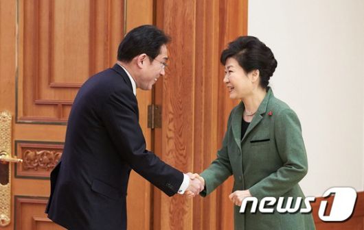 박근혜 대통령이 28일 오후 청와대를 방문한 기시다 후미오 일본 외무상을 접견하고 있다. (청와대 제공) 2015.12.28/뉴스1 © News1 이광호 기자