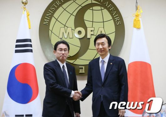 윤병세 외교장관과 기시다 후미오 일본 외무상이 28일 서울 종로구 도렴동 외교부에서 열린 일본군 위안부 문제 해결을 위한 한일 외교장관 회담에서 악수하고 있다. 2015.12.28/뉴스1 © News1 민경석 기자