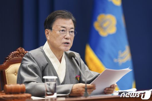 문재인 대통령이 2021가을 한복문화주간을 맞아 12일 오전 청와대 여민관 영상회의실에서 열린 국무회의에 한복을 입고 참석해 발언하고 있다. 2021.10.12/뉴스1 © News1 이광호 기자