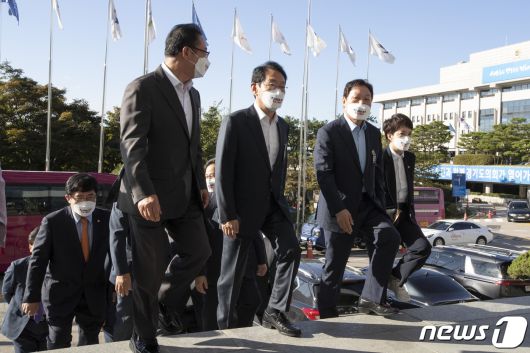 국민의힘 김도읍 정책위의장을 비롯한 국회 정무·행안·국토위원회 소속 의원들이 13일 오전 2021년 국정감사에서 경기도와 성남시의 자료제출 비협조에 대한 항의로 경기도 수원시 팔달구 경기도청을 방문하고 있다. 2021.10.13/뉴스1 © News1 국회사진취재단