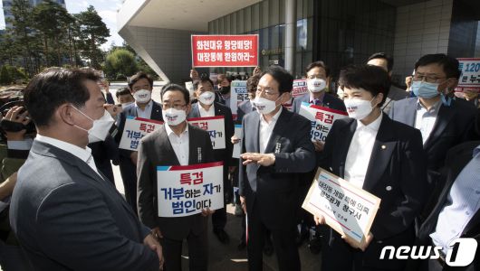 국민의힘 김도읍 정책위의장 등 국회 정무·행안·국토교통위원회 소속 의원들이 13일 오전 2021년 국정감사에서 경기도와 성남시의 자료제출 비협조에 대한 항의로 경기도청을 방문해 신경천 성남시 성남시 행정조정실장에게 자료제출 등을 요구하고 있다. 2021.10.13/뉴스1 © News1 국회사진취재단