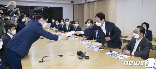 국민의힘 김도읍 정책위의장을 비롯한 국회 정무·행안·국토위원회 소속 의원들이 13일 오전 2021년 국정감사에서 경기도와 성남시의 자료제출 비협조에 대한 항의로 경기도 수원 팔달구 경기도청을 방문해 오병권 행정1부지사에게 항의 서한을 전달하고 있다. 2021.10.13/뉴스1 © News1 국회사진취재단