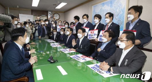 국민의힘 김도읍 정책위의장 등 국회 정무·행안·국토위원회 소속 의원들이 13일 오전 2021년 국정감사에서 경기도와 성남시의 자료제출 비협조에 대한 항의로 경기도 수원시 팔달구 경기도청을 방문해 오병권 행정1부지사와 대화하고 있다. 2021.10.13/뉴스1 © News1 국회사진취재단