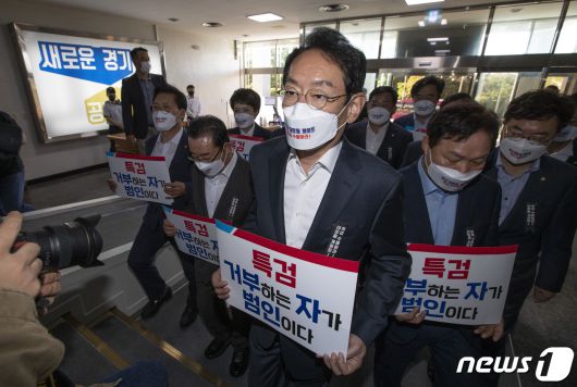 국민의힘 김도읍 정책위의장을 비롯한 국회 정무·행안·국토위원회 소속 의원들이 13일 오전 2021년 국정감사에서 경기도와 성남시의 자료제출 비협조에 대한 항의로 경기도 수원시 팔달구 경기도청을 방문하고 있다. 2021.10.13/뉴스1 © News1 국회사진취재단