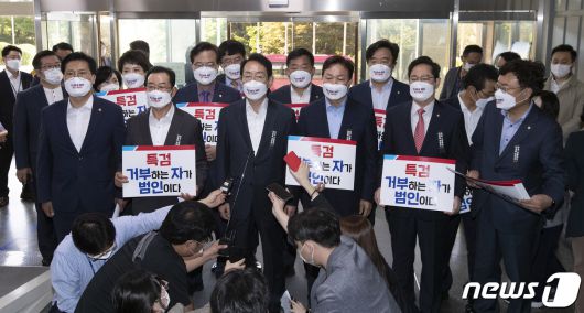 국민의힘 김도읍 정책위의장 등 국회 정무·행안·국토교통위원회 소속 의원들이 13일 오전 2021년 국정감사에서 경기도와 성남시의 자료제출 비협조에 대한 항의로 경기도청을 방문하고 있다. 2021.10.13/뉴스1 © News1 국회사진취재단