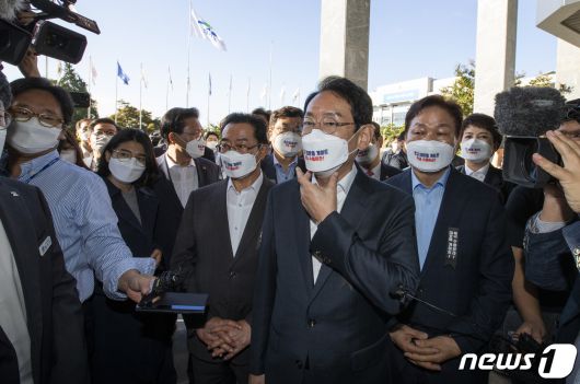 국민의힘 김도읍 정책위의장을 비롯한 국회 정무·행안·국토위원회 소속 의원들이 13일 오전 2021년 국정감사에서 경기도와 성남시의 자료제출 비협조에 대한 항의로 경기도 수원시 팔달구 경기도청을 방문하고 있다. 2021.10.13/뉴스1 © News1 국회사진취재단