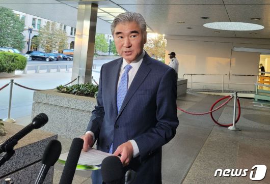 성김 미 국무부 대북특별대표가 18일(현지시간) 워싱턴DC 미 국무부에서 노규덕 한반도평화교섭본부장과 만난 뒤 청사 앞에서 기자들에게 브리핑을 하고 있다. 2021.10.19/뉴스1 © News1 김현 특파원