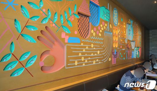 지난 1일 오후 찾은 광주 서구 치평동의 한 스타벅스 매장 2층에서 본 벽화(아트월) 모습. 남성 혐오 커뮤니티 '메갈리아'의 로고와 유사한 형상을 띠고 있다. 2021.11.2/뉴스1