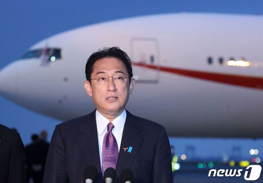 기시다 후미오 일본 총리가 2일(현지시간) 영국 글래스고에서 열리는 유엔 기후변화 협약 당사국 총회(COP26)에 참석하기 위해 도쿄 하네다 공항을 출발하기 앞서 취재진을 만나고 있다. © AFP=뉴스1 © News1 우동명 기자