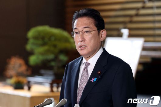 기시다 후미오 일본 총리가 취재진의 질문에 답변하고 있다. © AFP=뉴스1