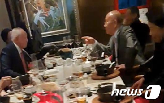 전두환 전 대통령(오른쪽에서 두번째)이 '12·12군사반란' 40주년이던 지난 2019년 12월12일 서울 압구정동의 한 고급 중식당에서 옛 '하나회' 출신 인사들과 오찬을 함께하고 있다. (정의당 제공) 2019.12.12/뉴스1 © News1 민경석 기자