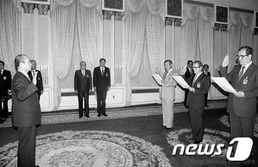 전두환 전 대통령(왼쪽)이 지난 1982년 노태우 당시 내무부 장관(오른쪽에서 세번째) 등의 임명 선서식을 주재하고 있다. (대통령기록관 홈페이지 캡처) 2021.11.23/뉴스1