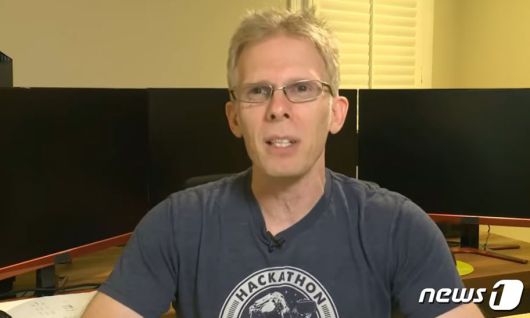 존 카맥은 지난 10월 열린 '페이스북 커넥트2021' 기조연설에서 현재의 열풍에 대해 우려를 표했다.(페이스북커넥트 영상 갈무리) © 뉴스1