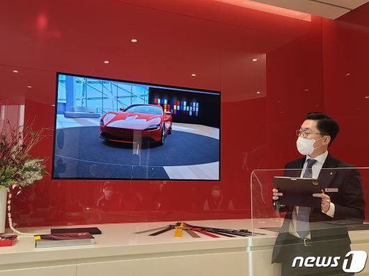 유민규 FMK 세일즈컨설턴트 과장이 '페라리 아틀리에(Ferrari Atelier)'에서  가상주문시스템인 컨피큐레이터를 시연하고 있다. © 뉴스1 김민석 기자