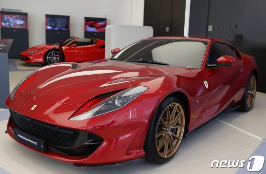 서울 서초구 페라리 반포 전시장에서 열린 ‘프라이빛 뷰-풀 체인지’ 행사에서 현존하는 페라리 로드카 중 가장 강력한 12 기통 모델 페라리 812 슈퍼패스트 (812 Superfast)가 전시돼 있다. 2021.12.17/뉴스1 © News1 권현진 기자