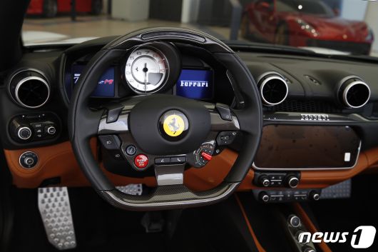 서울 서초구 페라리 반포 전시장에서 열린 ‘프라이빛 뷰-풀 체인지’ 행사에서 현존하는 페라리 로드카 중 가장 강력한 12 기통 모델 페라리 포르토피노 M이 전시돼 있다. 사진은 차량 운전석 모습. 2021.12.17/뉴스1 © News1 권현진 기자