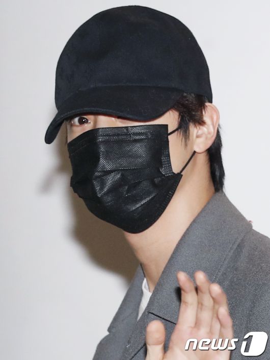 방탄소년단(BTS) 진이 6일 새벽 LA콘서트를 성황리에 마치고 인천국제공항을 통해 입국하고 있다. 2021.12.6/뉴스1 © News1 권현진 기자