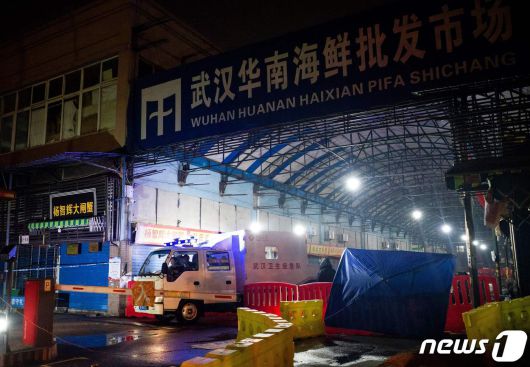 신종 코로나바이러스 감염증(코로나19) 최초 감염자가 나왔을 것으로 추정되는 중국 후베이성 우한에 위치한 화난 수산물 도매시장.  © AFP=뉴스1 자료 사진