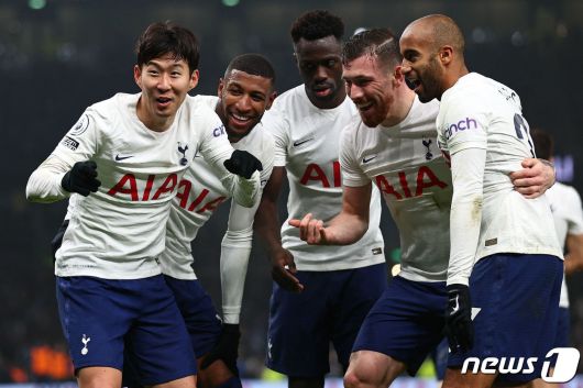 토트넘의 손흥민이 26일(현지시간) 영국 런던의 토트넘 홋스퍼 스타디움에서 열린 프리미어리그(EPL) 크리스탈 팰리스와 경기서 4경기 연속골인 리그 8호 골을 터트리고 동료들과 기뻐하고 있다. © AFP=뉴스1 © News1 우동명 기자