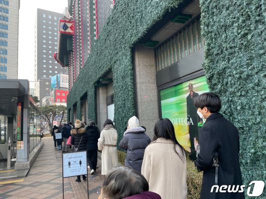 10일 오전 신세계백화점 본점 동문에는 샤넬 제품을 구매하기 위해 50여명의 고객들이 줄을 서 있었다. © 뉴스1 신민경 기자