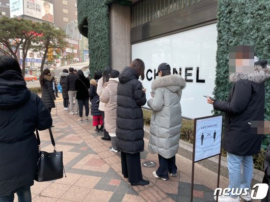샤넬 관계자는 이날 오전 오픈런 대기 줄에 나와 고객들로부터 백신 접종 여부를 확인했다. © 뉴스1 신민경 기자