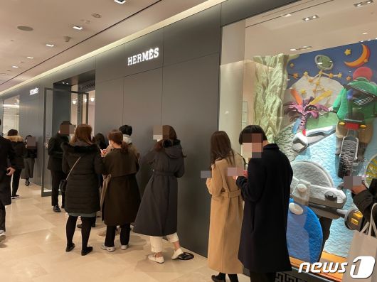 이날 오전 에르메스 매장 앞은 상담 예약을 위해 찾은 고객들로 문전성시를 이뤘다. © 뉴스1 신민경 기자