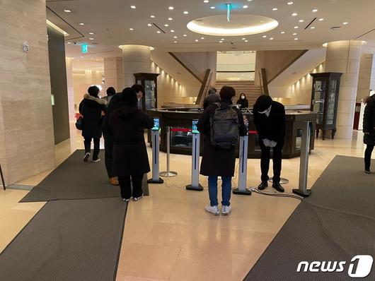 백화점 직원들이 입구에서 고객의 코로나19 백신 접종 여부를 확인하고 있다. © 뉴스1 신민경 기자