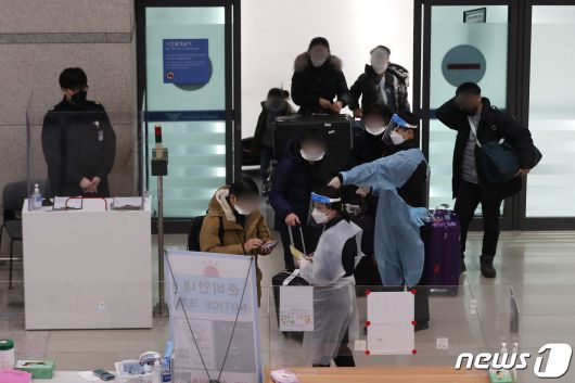 카자흐스탄의 대규모 소요 사태로 발이 묶여있던 아시아나 항공 승객들이 13일 인천공항 제1터미널에 도착하고 있다. 이날 아시아나 항공기 5781편으로 귀국한 승객과 승무원은 총 47명으로, 주한 카자흐스탄 대사관 근무자 가족 4명을 제외하고는 전부 우리 국민이다. 이들은 8일간 현지에 계류돼 있다가 알마티 국제공항이 정상화 되면서 귀국했다. 알마티에 입국했다가 시위로 인해 호텔로 대피했던 승객 7명 중 3명도 이번 귀국 항공편에 탑승했다. 2022.1.13/뉴스1 © News1 이성철 기자