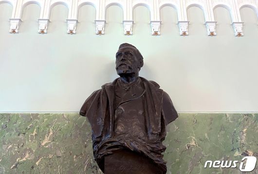 지난해 9월14일(현지시간) 노르웨이 오슬로 중심가에 있는 노르웨이 노벨연구의 노벨평화상 발표 장소에 알프레드 노벨 흉상이 서 있다. 2021.09.14/news1 © 로이터=뉴스1 © News1 김민수 기자