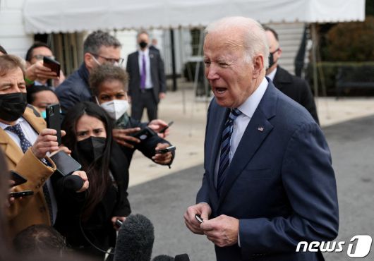 조 바이든 미국 대통령이 2022년 2월17일(현지시간) 미국 워싱턴 백악관에서 오하이오 순방을 위해 마린원에 탑승하기 전 우크라이나 정세에 대해 기자들에게 발언을 하고 있다. © 로이터=뉴스1 © News1 김현 특파원