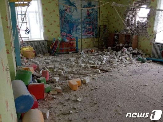 러시아의 지원을 받는 반군이 루간스크 지역 내 마을을 포격해 유치원 건물이 파손됐다고 우크라이나 군이 밝혔다. © 로이터=뉴스1 © News1 정윤영 기자