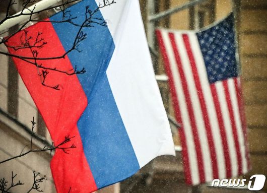 모스크바 주재 미국 대사관 건물에 걸린 러시아 국기와 성조기. © AFP=뉴스1