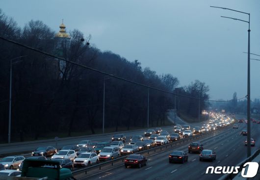 블라디미르 푸틴 러시아 대통령이 24일(현지시간) 우크라이나 군사 작전을 명령하자 키예프 시민들이 차량으로 도시를 빠져나가고 있다. 2022.02.24/news1 © 로이터=뉴스1 © News1 김민수 기자