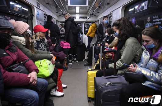 24일(현지시간) 우크라이나 키예프 지하철 안에서 가방을 든 사람들이 앉아 있다. 우크라이나 전역 도시들이 러시아의 미사일 공격과 포격으로 타격을 입으면서 키예프 시내에 공습 사이렌이 울렸다. 2022.02.24/news1 © AFP=뉴스1 © News1 김민수 기자