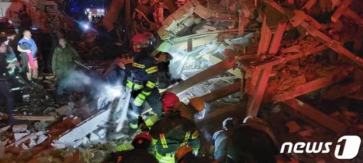 1일(현지시간) 러시아의 공습을 받아 파괴된 우크라이나 지토미르의 민가에서 구조대원들이 수색을 하고 있다. © AFP=뉴스1 © News1 우동명 기자