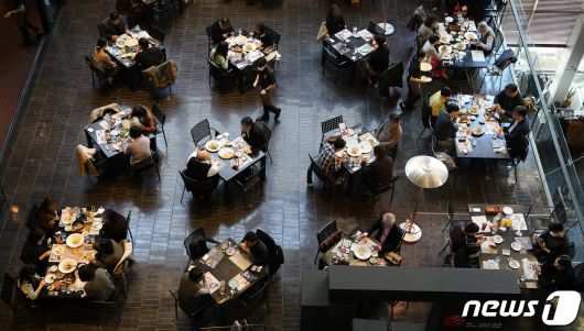 정부가 현행 '6인·10시' 사회적 거리두기를 '8인·11시'로 일부 완화하는 방안을 검토 중에 있다. 2022.3.3/뉴스1 © News1 김진환 기자